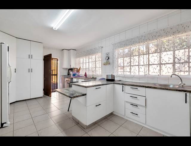 4 BEDROOM HOUSE FOR SALE IN GALLO MANOR